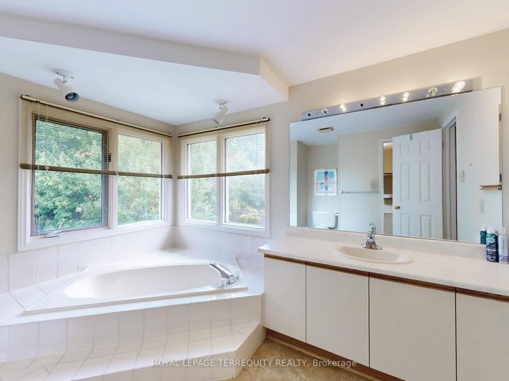 Photo 14 at 4 Mowat Court, Heart Lake East, Brampton