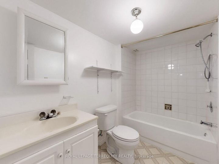 Photo 21 at 4 Mowat Court, Heart Lake East, Brampton