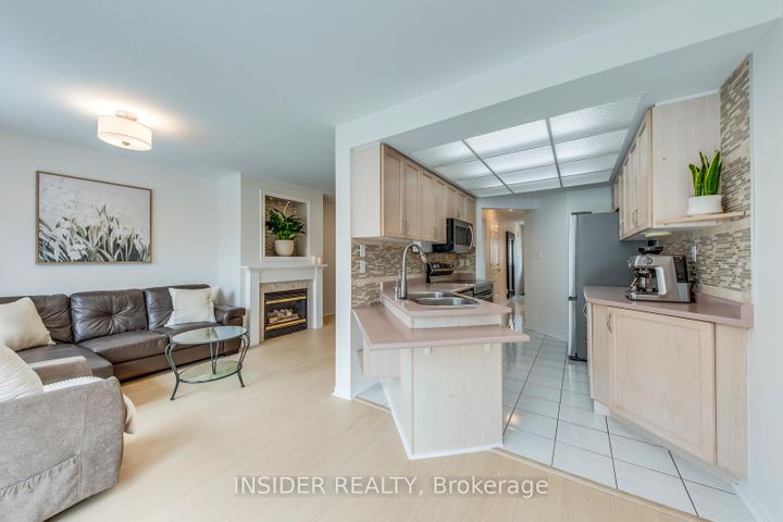 Photo 14 at 14 - 455 Apache Court, Hurontario, Mississauga