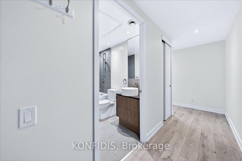 Photo 2 at 732 - 161 Roehampton Avenue, Mount Pleasant East, Toronto