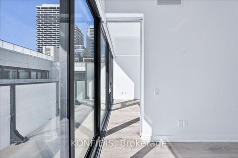 Photo 11 at 732 - 161 Roehampton Avenue, Mount Pleasant East, Toronto