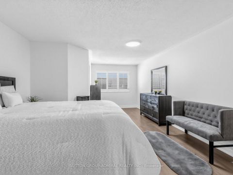 Photo 18 at 38 Elderbrook Crescent, Patterson, Vaughan