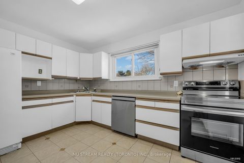 Photo 10 at 18 Emily Carr Street, Unionville, Markham