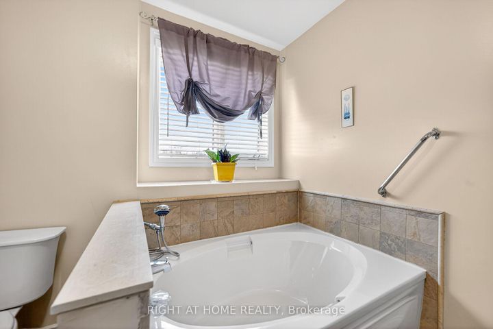 Photo 21 at 32 Perthshire Court, Barnstown, Hamilton