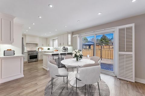 Photo 2 at 150 Rockwood Crescent, Beverley Glen, Vaughan