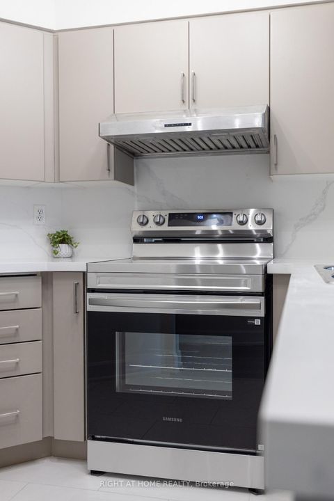 Photo 9 at 1103 - 750 Bay Street, Bay Street Corridor, Toronto