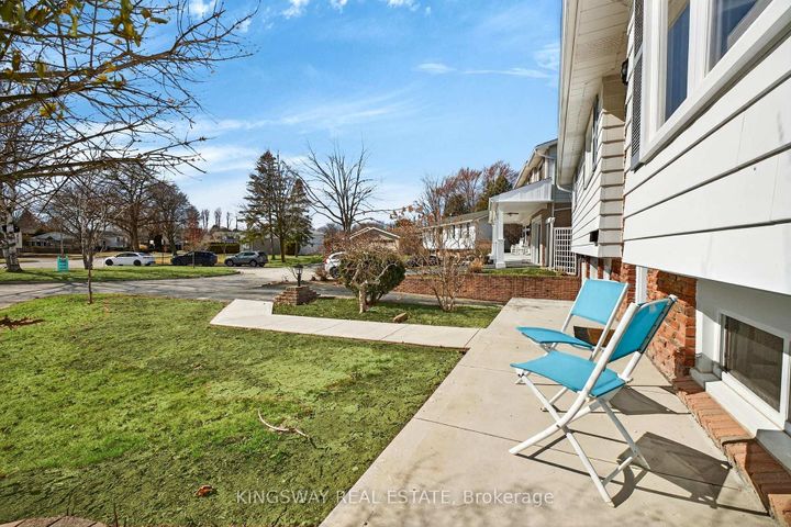 Photo 3 at 602 Clare Place S, Shoreacres, Burlington
