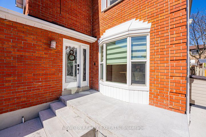 Photo 2 at 19 Stillwater Crescent, Brampton West, Brampton