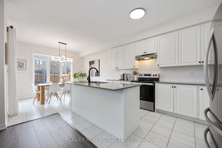 Photo 2 at 29 Ferragine Crescent, Bradford, Bradford West Gwillimbury