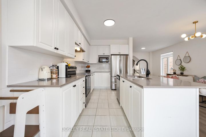 Photo 5 at 29 Ferragine Crescent, Bradford, Bradford West Gwillimbury