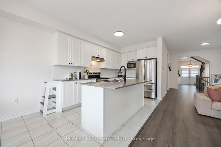 Photo 6 at 29 Ferragine Crescent, Bradford, Bradford West Gwillimbury