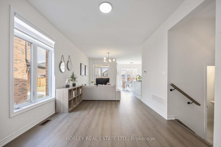 Photo 8 at 29 Ferragine Crescent, Bradford, Bradford West Gwillimbury