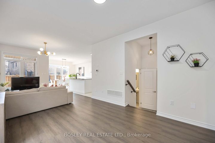 Photo 9 at 29 Ferragine Crescent, Bradford, Bradford West Gwillimbury