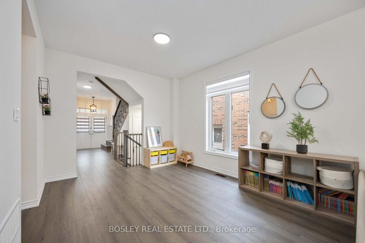 Photo 10 at 29 Ferragine Crescent, Bradford, Bradford West Gwillimbury