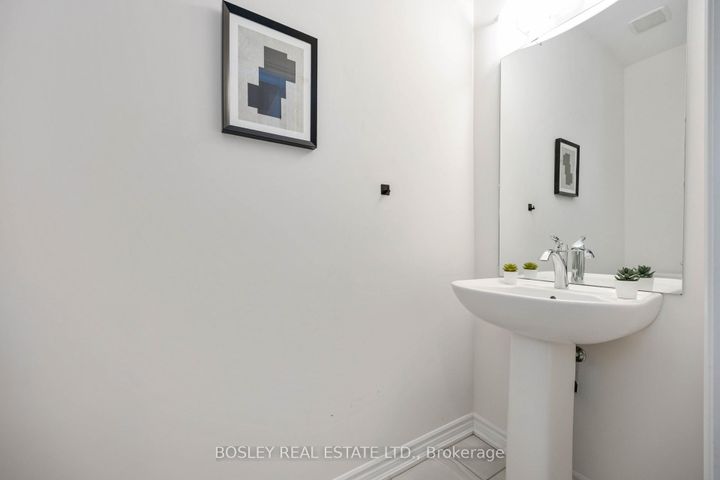 Photo 11 at 29 Ferragine Crescent, Bradford, Bradford West Gwillimbury