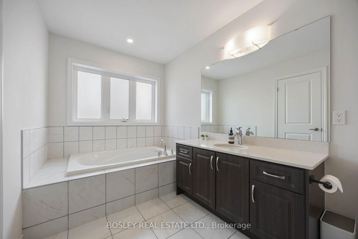 Photo 17 at 29 Ferragine Crescent, Bradford, Bradford West Gwillimbury