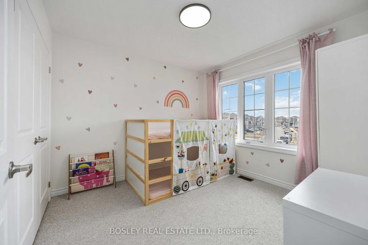 Photo 18 at 29 Ferragine Crescent, Bradford, Bradford West Gwillimbury