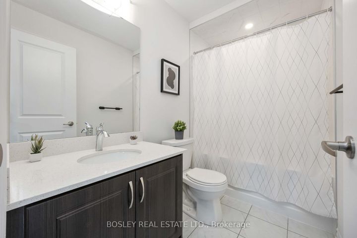 Photo 22 at 29 Ferragine Crescent, Bradford, Bradford West Gwillimbury