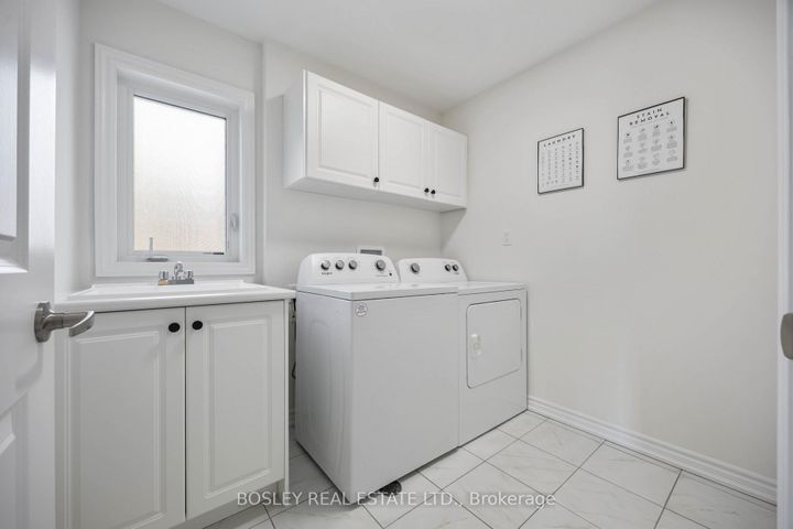 Photo 23 at 29 Ferragine Crescent, Bradford, Bradford West Gwillimbury