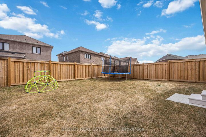 Photo 28 at 29 Ferragine Crescent, Bradford, Bradford West Gwillimbury