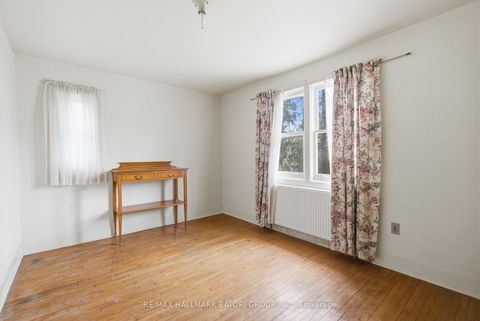 Photo 9 at 18 King Georges Drive, Greenbrook, Toronto