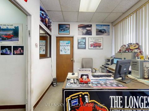 Photo 10 at 33 - 1170 Sheppard Avenue, York University Heights, Toronto