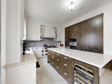 Photo 10 at 35 Annsleywood Court, Kleinburg, Vaughan