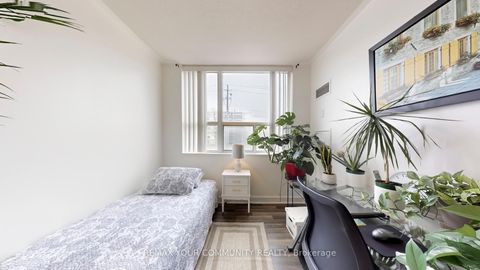 Photo 17 at 111 - 7398 Yonge Street, Yorkhill, Vaughan