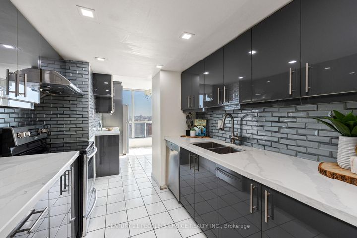 Photo 12 at 1605 - 3 Rowntree Road, Jamestown, Toronto