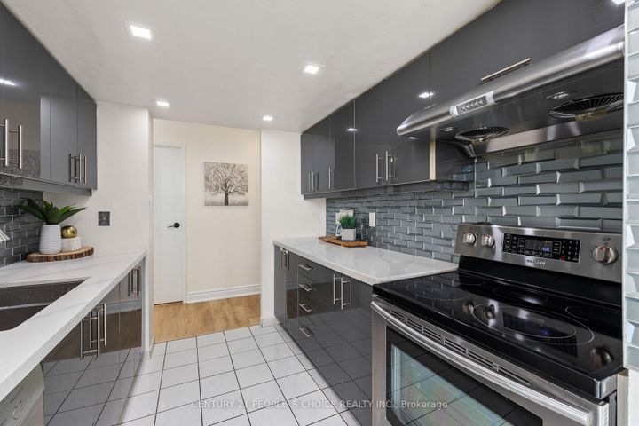 Photo 13 at 1605 - 3 Rowntree Road, Jamestown, Toronto