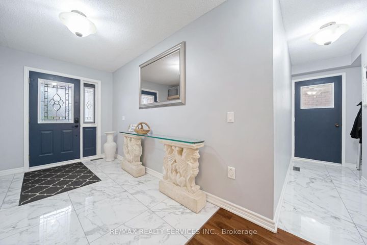 Photo 4 at 96 Royal Palm Drive, Heart Lake East, Brampton