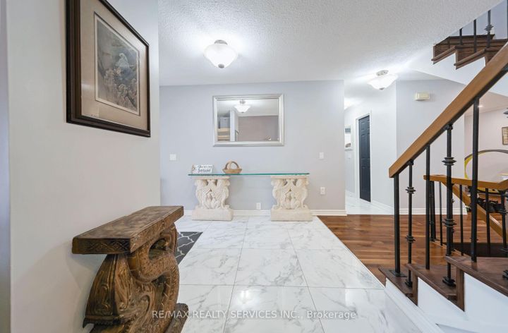 Photo 6 at 96 Royal Palm Drive, Heart Lake East, Brampton