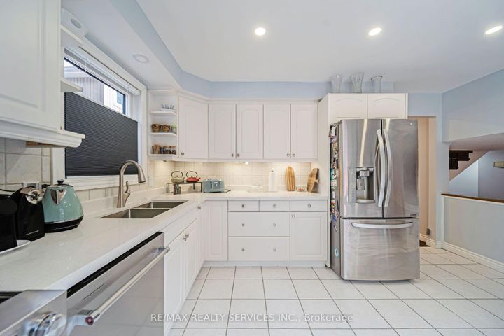 Photo 14 at 96 Royal Palm Drive, Heart Lake East, Brampton