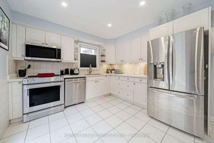 Photo 17 at 96 Royal Palm Drive, Heart Lake East, Brampton