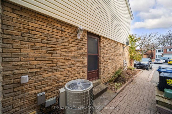 Photo 31 at 96 Royal Palm Drive, Heart Lake East, Brampton