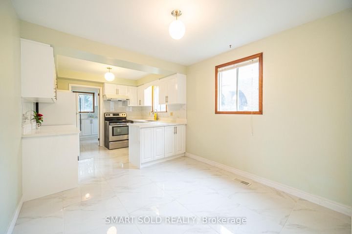 Photo 4 at 217 Waverly Street N, McLaughlin, Oshawa