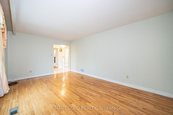 Photo 8 at 217 Waverly Street N, McLaughlin, Oshawa