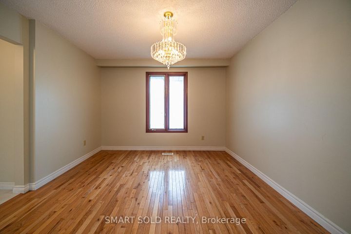 Photo 10 at 217 Waverly Street N, McLaughlin, Oshawa