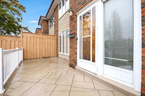 Photo 2 at 27 Gotham Court, Amesbury, Toronto