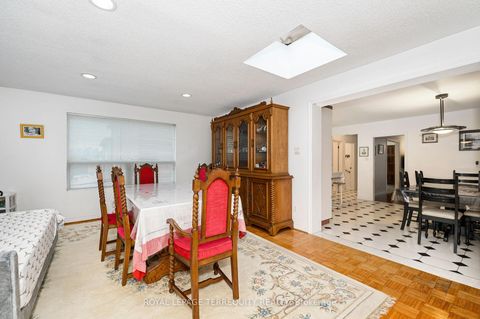 Photo 13 at 27 Gotham Court, Amesbury, Toronto