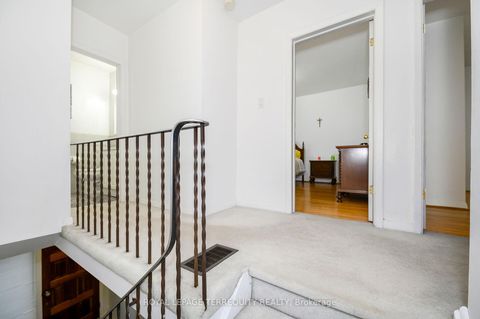 Photo 14 at 27 Gotham Court, Amesbury, Toronto