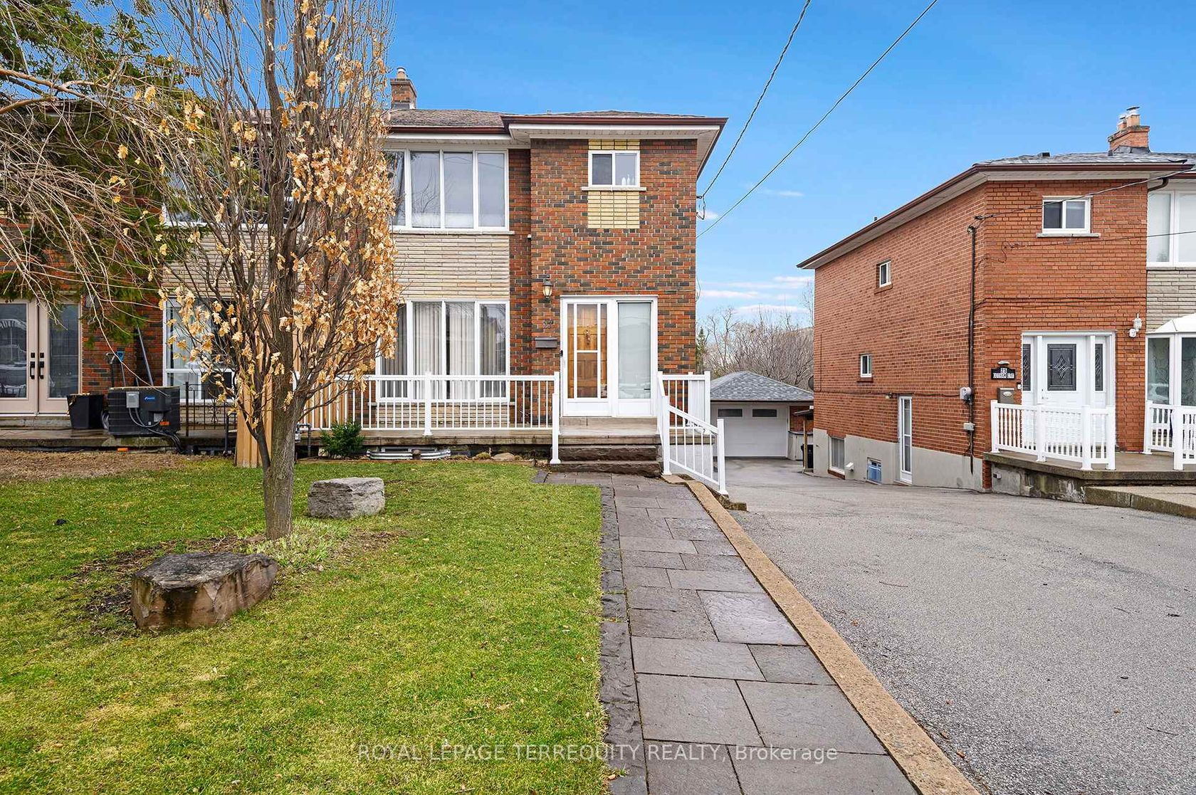 27 Gotham Court, Amesbury, Toronto by Loree Meneguzzi Real Estate 27 Gotham Court, Amesbury, Toronto