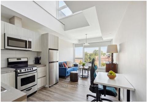 Photo 3 at 335 College Street, Chinatown, Toronto