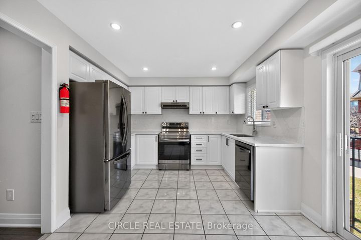 Photo 5 at 4 - 4950 Albina Way, Hurontario, Mississauga