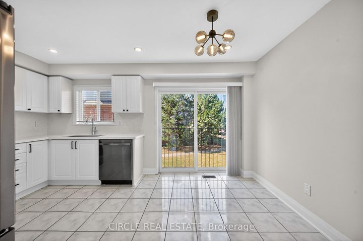 Photo 6 at 4 - 4950 Albina Way, Hurontario, Mississauga