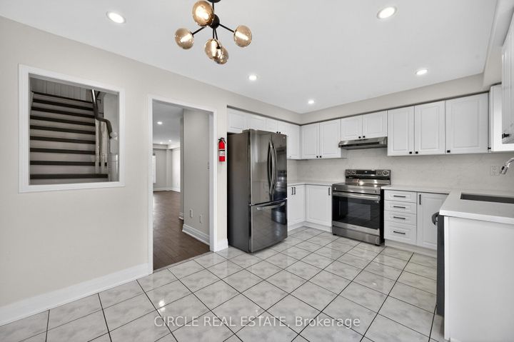 Photo 7 at 4 - 4950 Albina Way, Hurontario, Mississauga