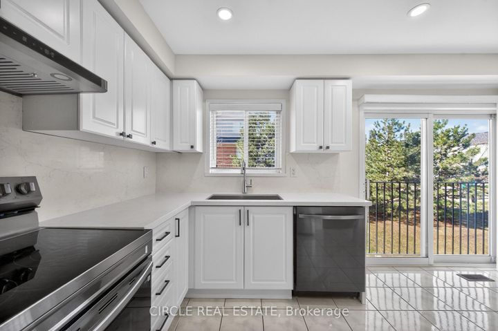 Photo 8 at 4 - 4950 Albina Way, Hurontario, Mississauga