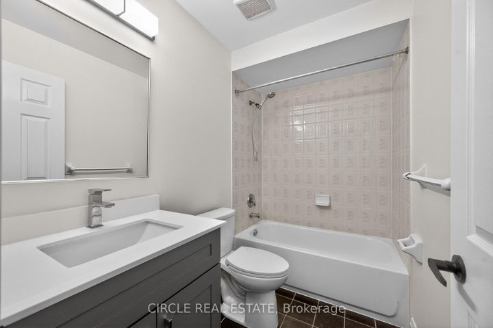 Photo 14 at 4 - 4950 Albina Way, Hurontario, Mississauga