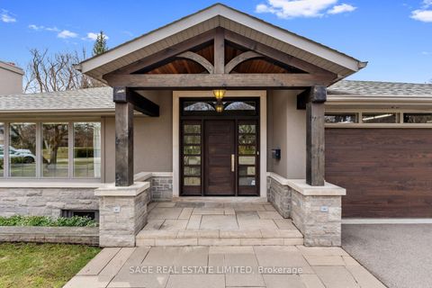 Photo 2 at 31 Ashwood Crescent, Rosethorn, Toronto