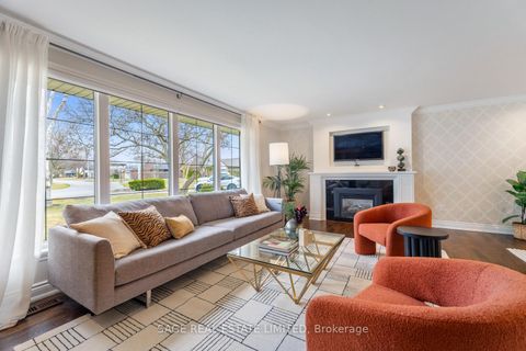 Photo 7 at 31 Ashwood Crescent, Rosethorn, Toronto